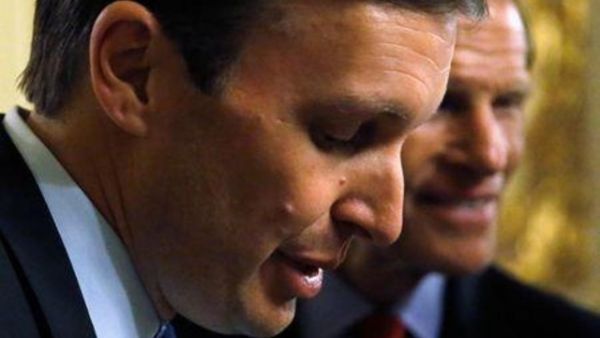 السناتور الديمقراطي كريس ميرفي وبجواره السناتور الديمقراطي ريتشارد بلومنتال يتحدثان للصحفيين بعد جلسة في مجلس الشيوخ
