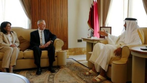 تميم بن حمد آل ثاني خلال استقباله وزير الدفاع الاميركي جيمس ماتيس والسفيرة دانا شيل سيمث في الدوحة في 22 نيسان/ابريل 2017

