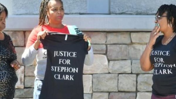 حشد كبير يشارك بجنازة شاب أسود قتلته شرطة كاليفورنيا
