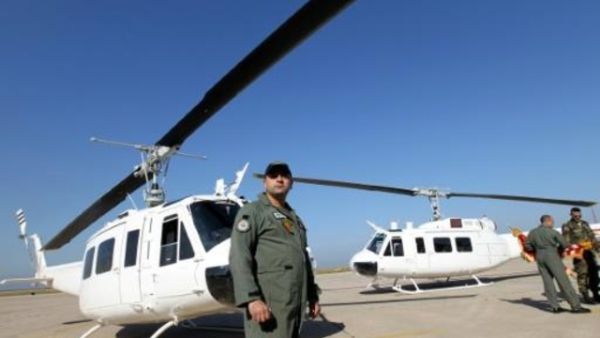 جنود لبنانيون قرب مروحيات اميركية تم تسلمها في 31 آذار/مارس 2016

