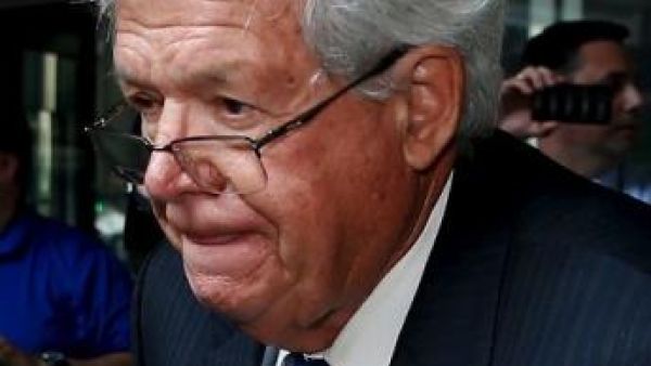 رئيس مجلس النواب الأميركي السابق دنيس هاسترت