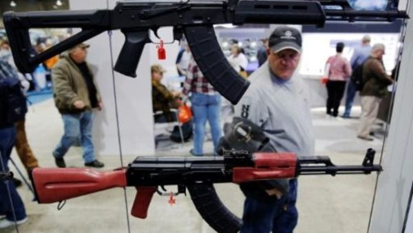 بنادق معروضة في معرض أسلحة نظمته الجمعية الوطنية الأميركية للبنادق

