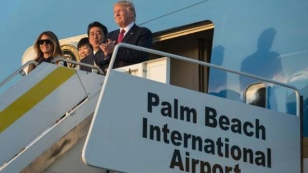 وصول الرئيس دونالد ترامب وزوجته ميلانيا مع رئيس الوزراء الياباني شينزو آبي وزوجته آكي على متن الطائرة الرئاسية الى مطار بالم بيتش الدولي بولاية فلوريدا

