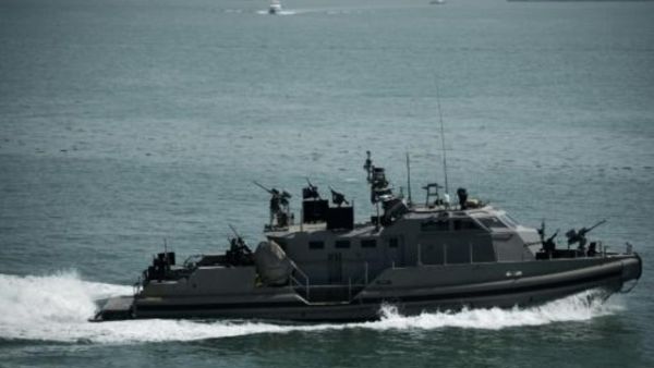 زورق عسكري أميركي تابع لقيادة الأسطول الخامس يبحر امام السواحل البحرينية
