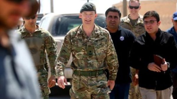 المسؤول الثاني في التحالف الدولي ضد الجهاديين روبرت جونز خلال زيارته مدينة عين عيسى السورية

