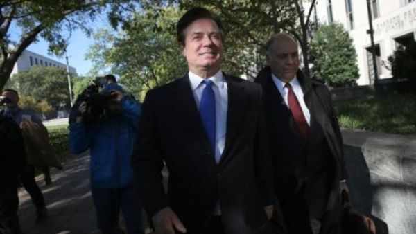 المدير السابق لحملة ترامب بول مانافورت مغادرا مقر المحكمة

