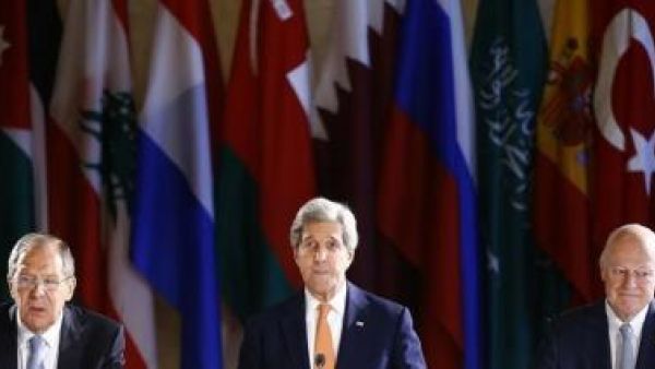 وزير الخارجية الروسي سيرجي لافروف (إلى اليسار) ووزير الخارجية الأمريكي جون كيري (في المنتصف) وستافان دي ميستورا مبعوث الأمم المتحدة إلى سوريا في فيينا يوم 17 مايو أيار

