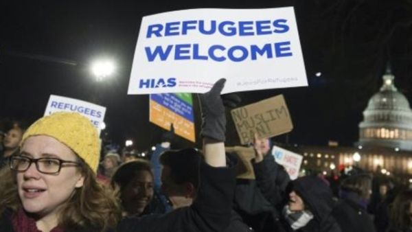 تظاهرة امام المحكمة العليا في واشنطن رفضا لقرار الرئيس ترامب 
