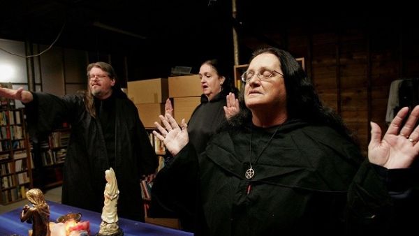 معركة بين مشعوذات وقساوسة في الولايات المتحدة

