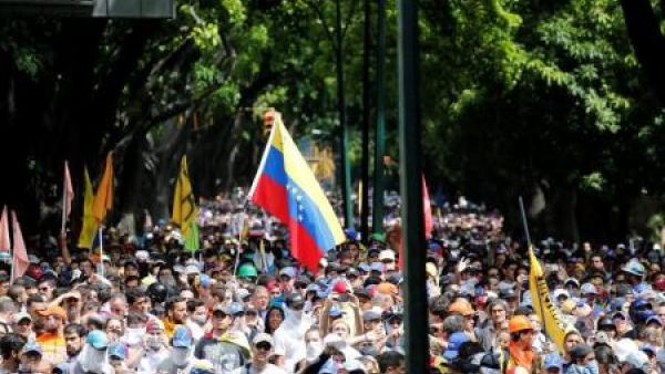 متظاهرون ضد الرئيس الفنزويلي نيكولاس مادورو في العاصمة كراكاس
