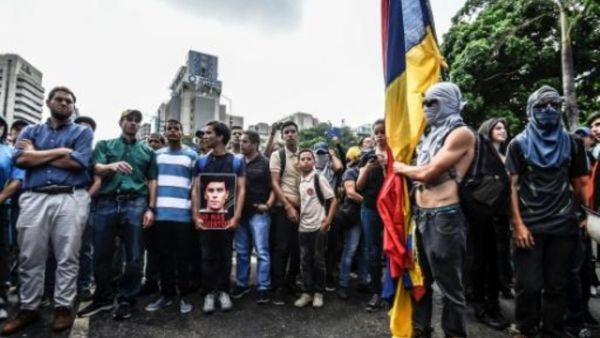 زعيم المعارضة الفنزويلية انريكي كابريلس يشارك في تظاهرة في كراكاس
