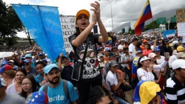 المعارضة الفنزويلية تتظاهر مجددا في كراكاس


