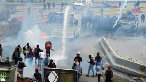 قوات الامن تطلق الغاز المسيل للدموع باتجاه متظاهرين ضد الرئيس نيكولاس مادورو في كراكاس

