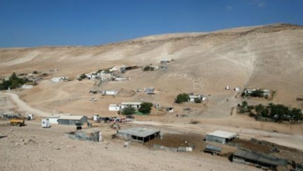 مشهد عام لقرية وادي ابو هندي البدوية في الضفة الغربية المحتلة الى شرق القدس
