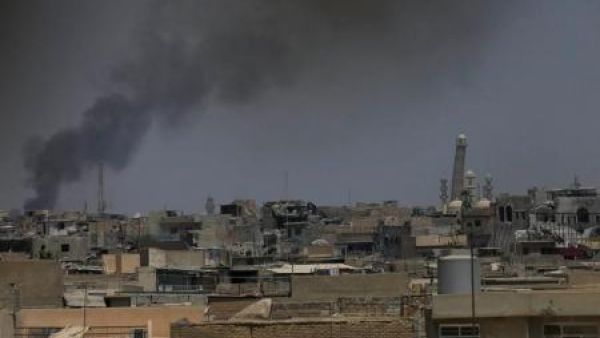 دخان يتصاعد نتيجة اشتباكات بين قوات عراقية ومقاتلين من الدولة الإسلامية في غرب الموصل 
