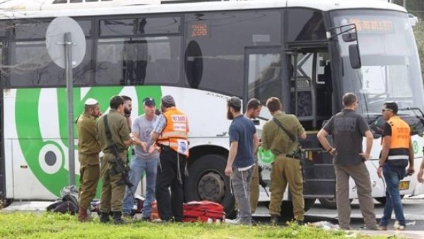 مقتل مستوطن في عملية طعن بالضفة الغربية وفرار المنفذ
