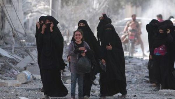 نساء تم اجلاؤهن بواسطة قوات سوريا الديمقراطية من منطقة كانت خاضعة لتنظيم الدولة الاسلامية
