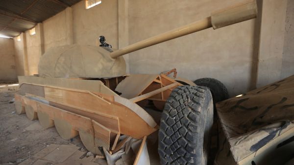 دبابة خشبية استخدمها تنظيم الدولة الإسلامية في خداع القوات العراقية في بعويزة شمالي الموصل
