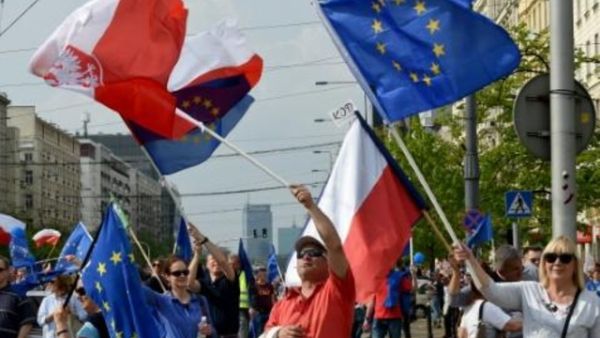 عشرات الالاف يشاركون في "مسيرة الحرية" في وارسو
