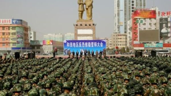 الشرطة العسكرية الصينية تشارك في تجمع ضد الارهاب في هوتان شمال غرب منطقة شينجيانغ يوغور
