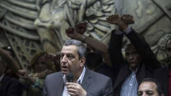 نقيب الصحافيين يحيى قلاش خلال تظاهرة في مقر النقابة في القاهرة
