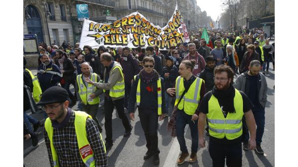 تظاهرات هادئة ل"السترات الصفر"