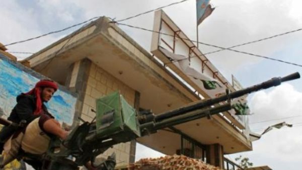 مقاتل انفصالي يمني يجلس على عربة مدرعة في عدن 
