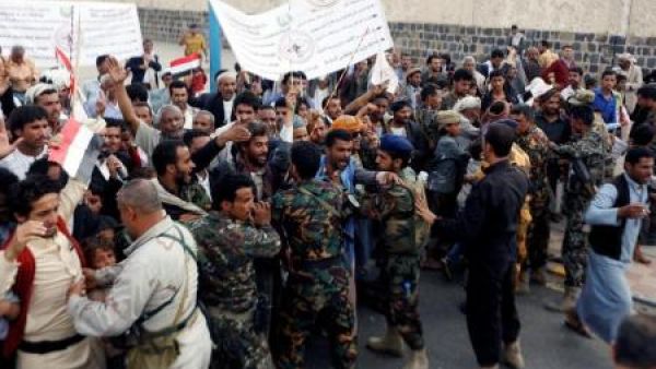 قوات من الشرطة تعوق حركة محتجين أمام مطار صنعاء لدى وصول مبعوث الأمم المتحدة إسماعيل ولد الشيخ أحمد في زيارة إلى صنعاء
