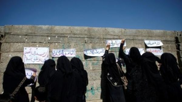 يمنيات في تظاهرة للمطالبة بلاسلام امام مكاتب الامم المتحدة في صنعاء

