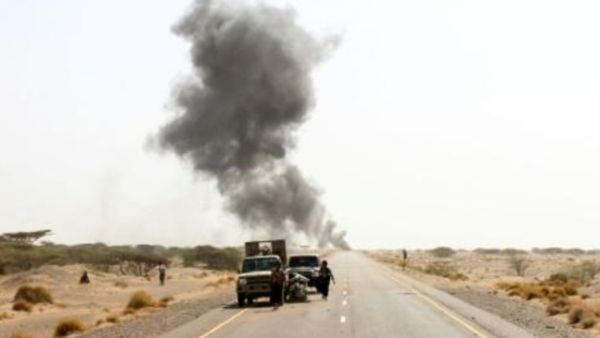 مقاتلون يمنيون موالون للرئيس اليمني عبد ربه منصور هادي في مدينة الخوخة التي تمت استعادتها من الحوثيين في غرب اليمن

