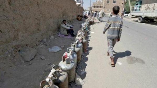 يمنيون في صنعاء ينتظرون في طوابير طويلة لتعبئة قوارير الغاز

