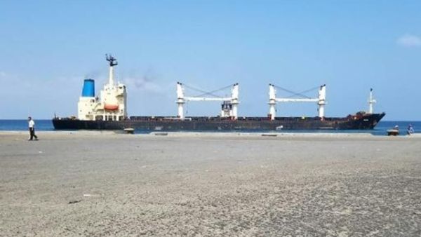 سفينة محملة بالقمح راسية في ميناء الصليف في غرب اليمن

