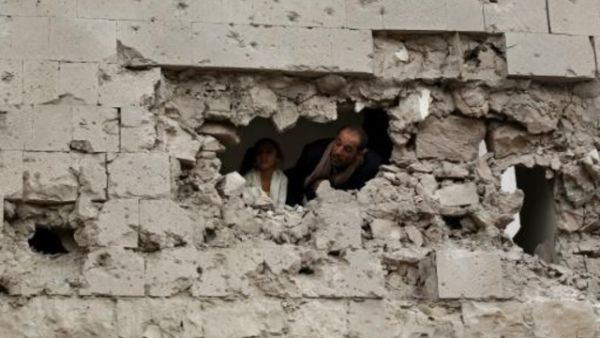 يمنيون يعاينون دمارا في صنعاء،
