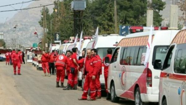 سيارات الهلال الأحمر السوري تستعد لدخول بلدة الزبداني المحاصرة شمال غرب دمشق
