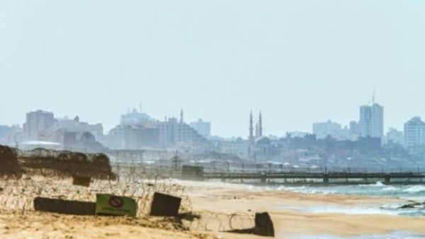 صورة من شاطئ زيكيم تظهر مدينة غزة عن بعد
