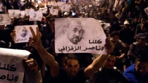 متظاهرون يحملون صور ناصر الزفزافي
