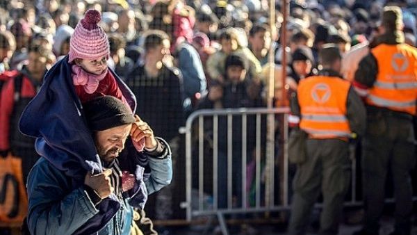 Refugees wait to cross the Slovenian-Austrian border from the Slovenian city of Sentilj. (AFP/ File Photo)