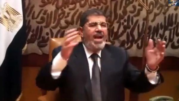 إحالة الرئيس المصري المعزول محمد مرسي و34 من قيادات جماعة الإخوان وحركة "حماس" إلى محكمة الجنايات