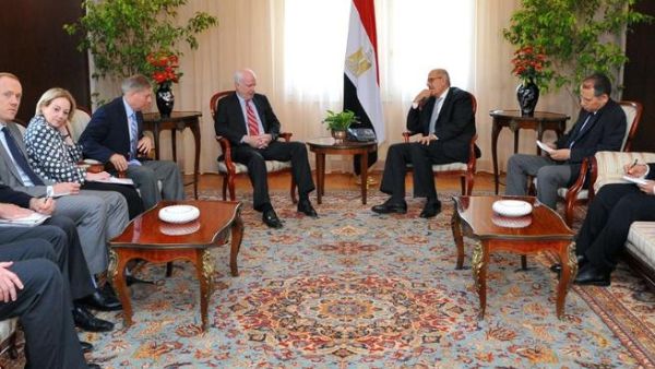 EGYPT, Cairo : A handout picture made available by the Egyptian presidency on August 6, 2013, shows Egypt's Vice President Mohamed ElBaradei holding talks with the US Senator John McCain on August 6, 2013 in Cairo. "AFP PHOTO / HO /EGYPTIAN PRESIDENCY " 