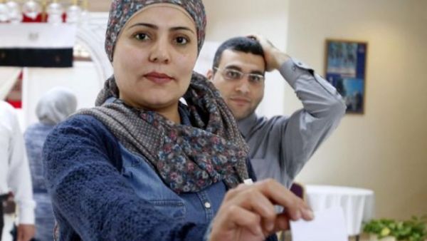 An Egyptian woman living in Oman casts her vote on a divisive draft constitution in Egypt at the Egyptian embassy in the Gulf sultanate's capital Muscat on January 8, 2014. [AFP]