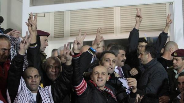 Freed Palestinian prisoners are greeted as they arrive at the Mukata Presidential Compound in the early hours on December 31, 2013 in Ramallah, West Bank. [AFP]