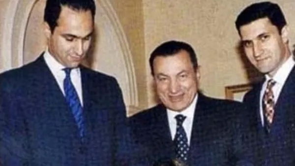 الرئيس السابق مبارك مع نجليه جمال وعلاء