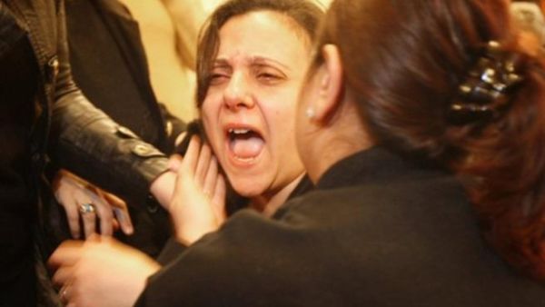 ابنة القتيل خلال التشييع/أ.ف.ب