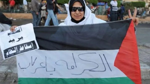 متظاهرة مصرية ترفع العلم الفلسطيني في القاهرة/أ.ف.ب