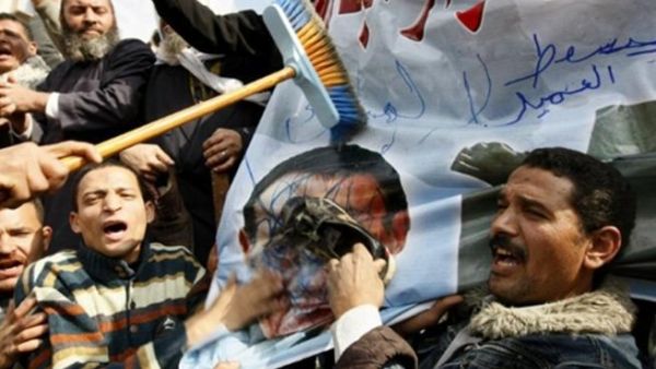 متظاهر يضرب صورة الرئيس مبارك بالحذاء /أ.ف.ب
