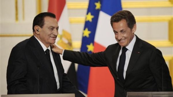 الرئيسان، الفرنسي ساركوزي، والمصري مبارك خلال المؤتمر الصحفي المشترك بباريس/أ.ف.ب