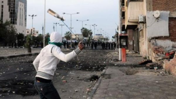 متظاهر في بور سعيد يقذف الشرطة بقنبلة مولوتوف/أ.فزب