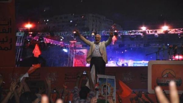 مرشح الرئاسة المصرية أبو الفتوح أمام مناصريه في الإسكندرية مرشح الرئاسة المصرية أبو الفتوح أمام مناصريه في الإسكندرية