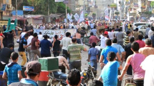 متظاهرون ضد الرئيس يرشقون متظاهرون مع الرئيس بالحجارة في المنصورة/أ.ف.ب