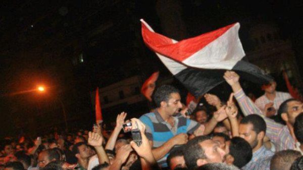 المصري احمد الشحات الذي انزل العلم الاسرائيلي ورفع علم بلاده على مقر السفارة الاسرائيلية في القاهرة محمولا على اكتاف المتظاهرين